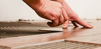 瓷砖粘接剂主要用于室内各类瓷砖的墙面和地面铺贴。